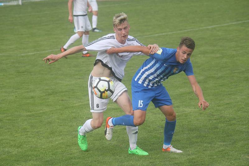 Fotbalisté Prostějova (v modrém) oslavili postup do druhé ligy výhrou 4:2 nad HFK Olomouc.