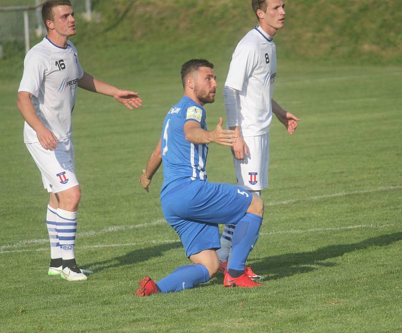 Fotbalisté Prostějova (v modrém) doma podlehli Líšni 2:6