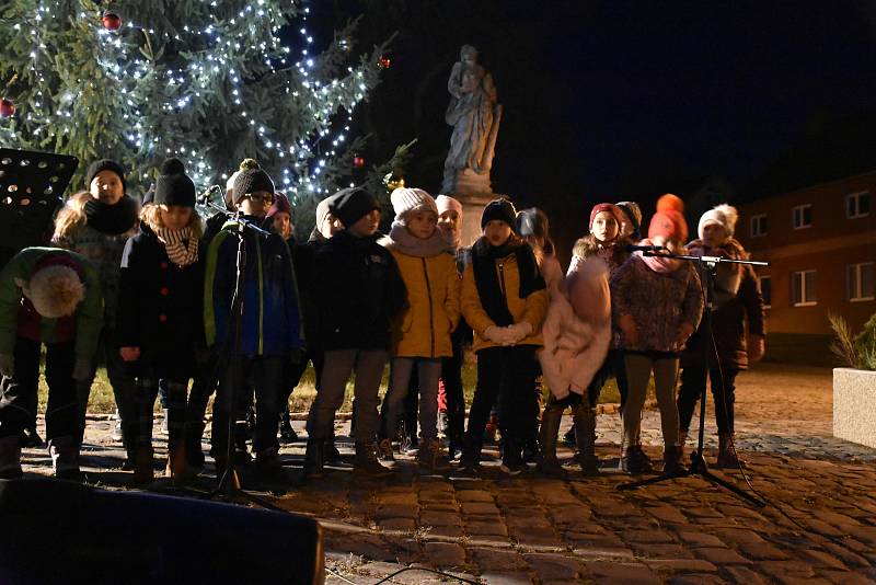 Rozsvícení vánočního stromu v Nezamyslicích 2019