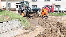 Hlavní křižovatku v Pavlovicích u Kojetína zaplavily tuny bláta z utrženého svahu. 14.6. 2019