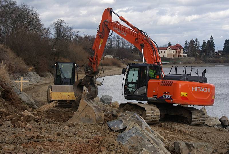 Výstavba cyklostezky podél severního břehu plumlovské přehrady - 18. února 2020 - bagr buduje čtyři metry vysoký násyp