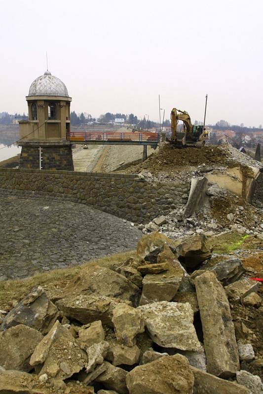 Stavbaři na plumlovské přehradě zbourali most