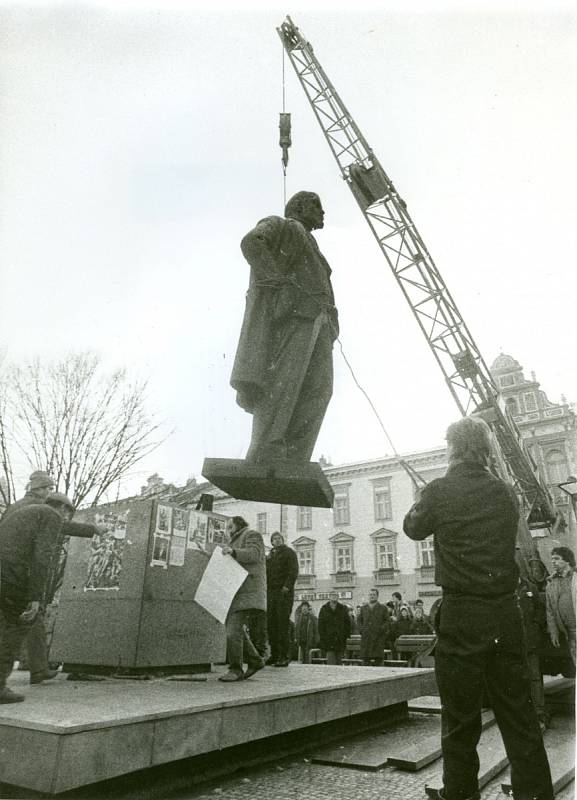 V pátek 29. prosince 1989 byl po abdikaci Gustava Husáka zvolen Václav Havel prezidentem republiky. Ve stejný den byla v Prostějově z hlavního náměstí odstraněna socha V. I. Lenina.