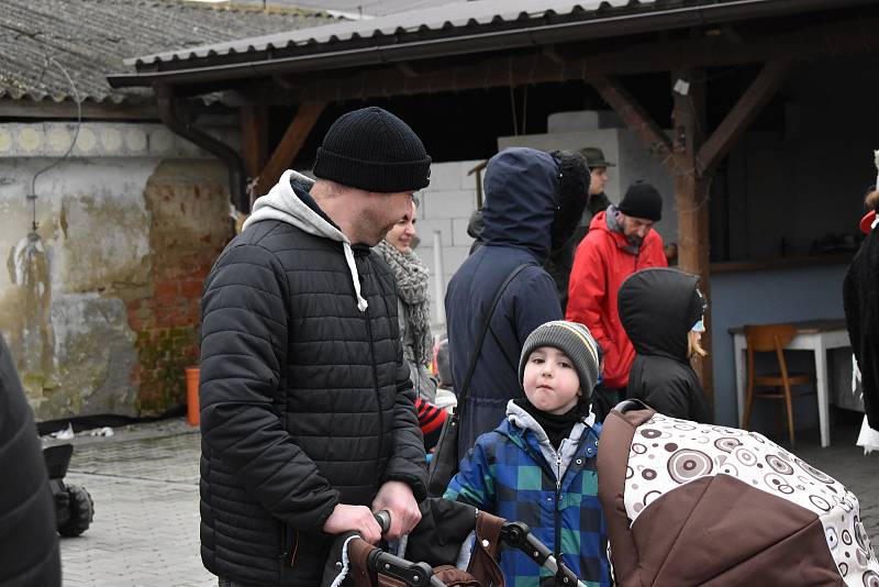 Letošní masopustní průvod začínal na Zlaté farmě. Masky prošly Štětovicemi.