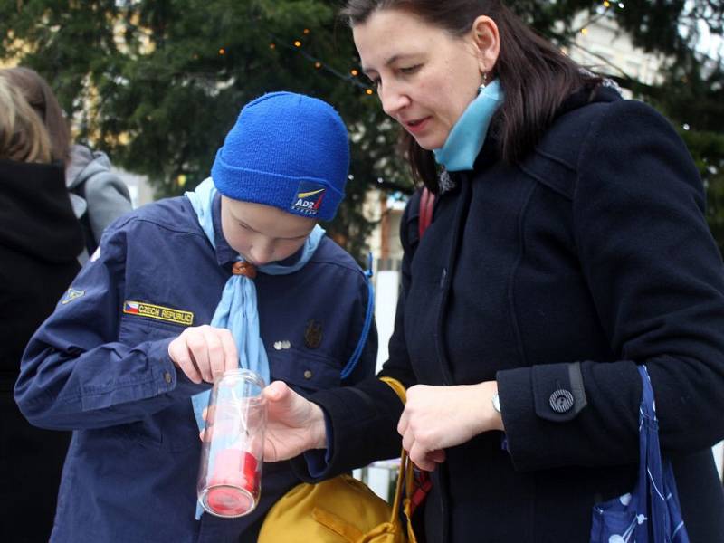 Skauti rozdávali Betlémské světlo na náměstí T. G. Masaryka v Prostějově