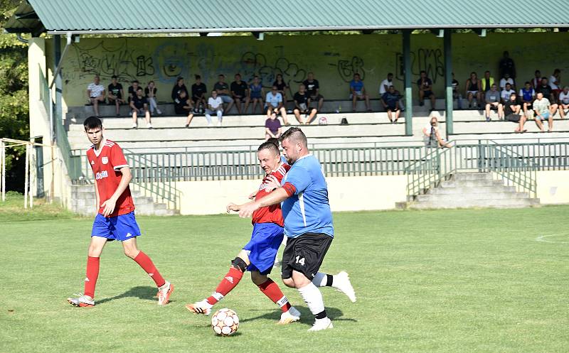 Obnovená premiéra fotbalového Brodku u Prostějova (v modrém) v krajské soutěži skončila výrazným vítězstvím. Soupeř z Pavlovic u Přerova si odvezl čtyři kousky. 14.8. 2022