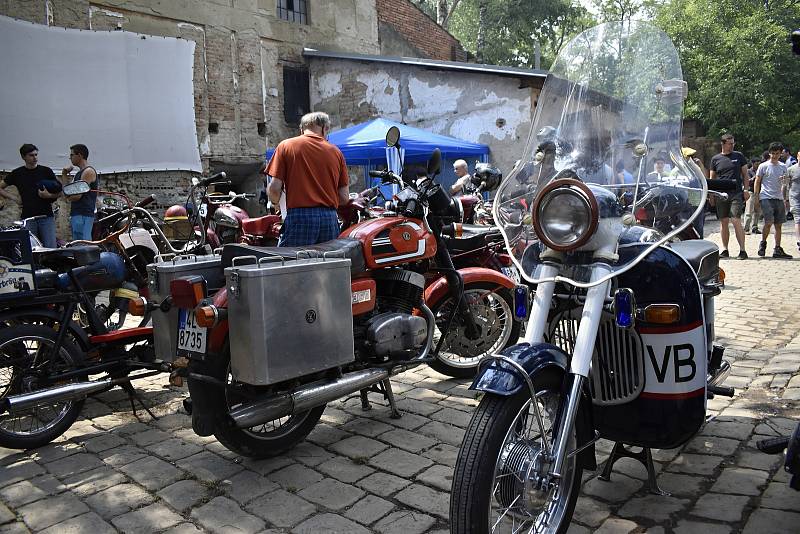 Unikátní sraz motorek a starých aut  na starém mlýně v Hradčanech - 12. 6. 2021