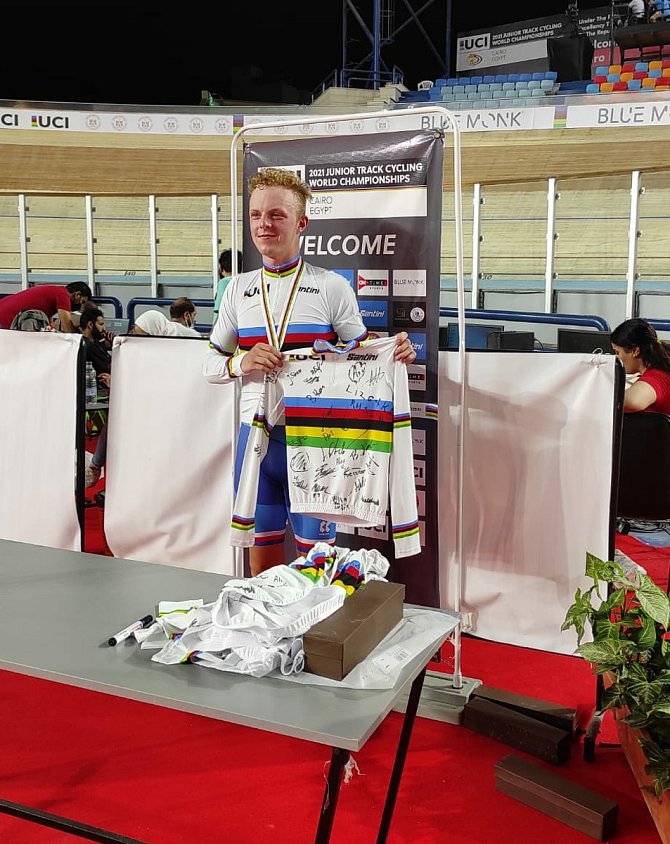 Prostějovští cyklisté sbírali úspěchy na mistrovství světa v Egyptě.  Radovan Štec s duhovým dresem pro mistra světa.