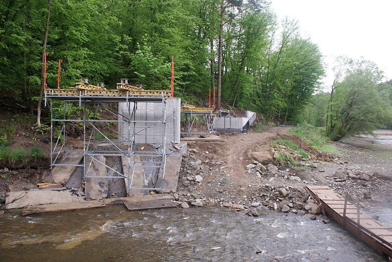 Stavba "cyklostezkového" mostu na plumlovské přehradě - 14. května 2021