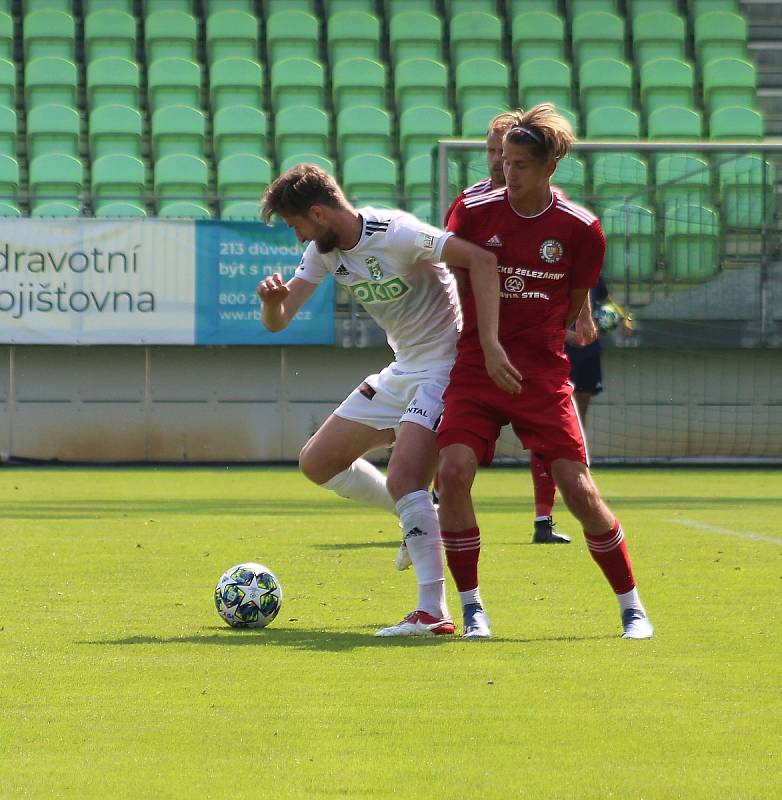 Třinečtí fotbalisté (v červeném) během generálky v Karviné.Tomáš Zlatohlávek (vpravo)