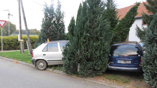 Řidič pod vlivem skončil ve Výšovicích v okrasných tújích. 18.10. 2021