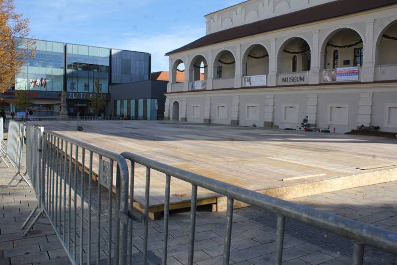 Stavba mobilního kluziště na náměstí TGM v Prostějově