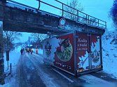 Nákladní auto se v pondělí nevlezlo pod železniční most u Čelechovic na Hané. Nechalo pod ním plnou korbu masa a uzenin. 4.12. 2023, Foto: HZS Olomouckého kraje