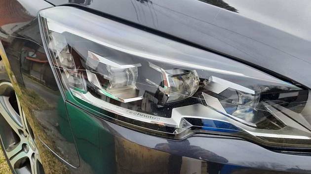 Škodu za 180 tisíc korun vyčíslili policisté na poškození Peugeotu 508 v Chobyni.