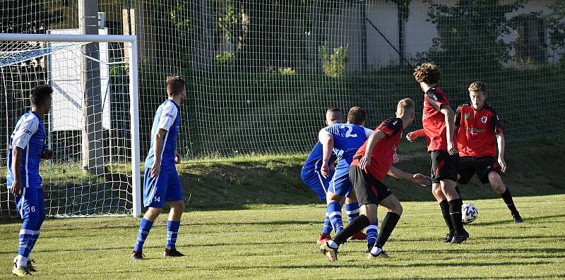 Fotbalové derby I.A třídy mezi Čechovicemi (v modrém) a Kostelcem na Hané. 20.9. 2020