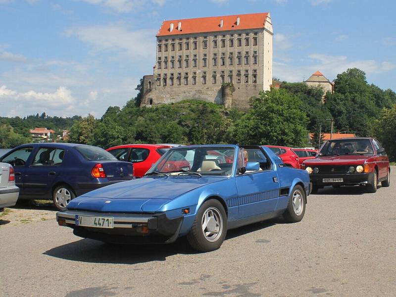 Sraz trabantů a wartburgů v plumlovském kempu Žralok