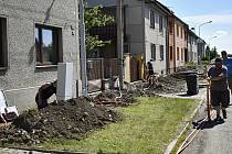 V Určicích panuje čilý stavební ruch. Budují se chodníky v lokalitě Dubské a chystá se stavba centrální křižovatky. 10.6. 2021