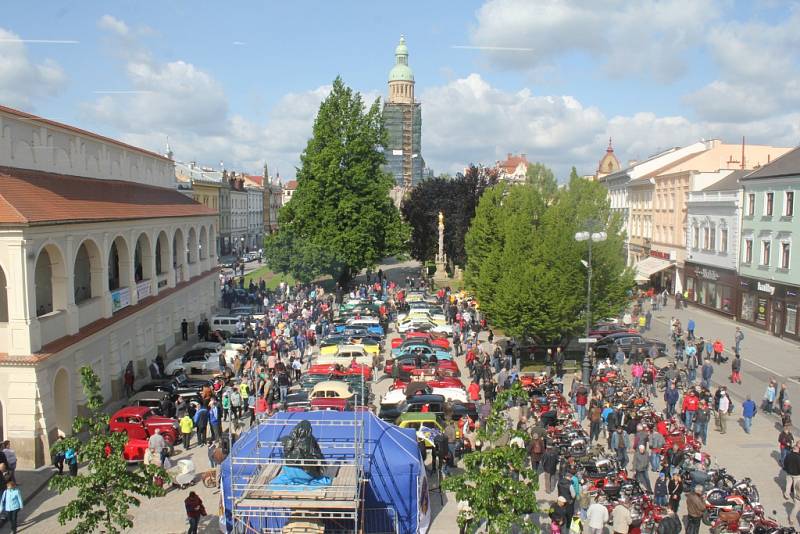 Desítky a desítky historických automobilů přijížděly v neděli ráno na hlavní prostějovské náměstí. Starší ročníky zde tak mohly zavzpomínat na své řidičské začátky, mladší pak obdivovat krásu sedmdesátiletých čtyřkolých dědečků. 