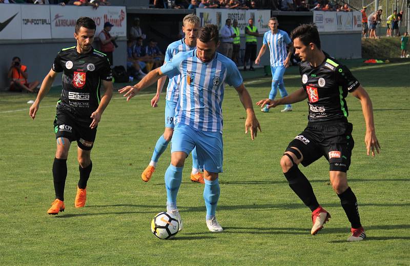 Fotbalisté Prostějova (v modrém) hráli doma s Hradcem bez branek.