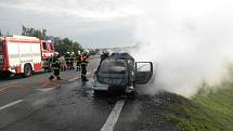 Auto rodiny vzplálo na D46 u Olšan u Prostějova v neděli ráno, právě když rodina mířila do olomoucké porodnice.