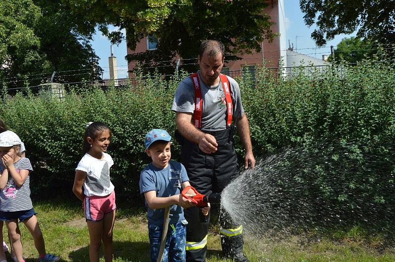 Dobrovolní hasiči z Čehovic, Kralic na Hané a Bedihoště na návštěvě u dětí v mateřince na Husově náměstí