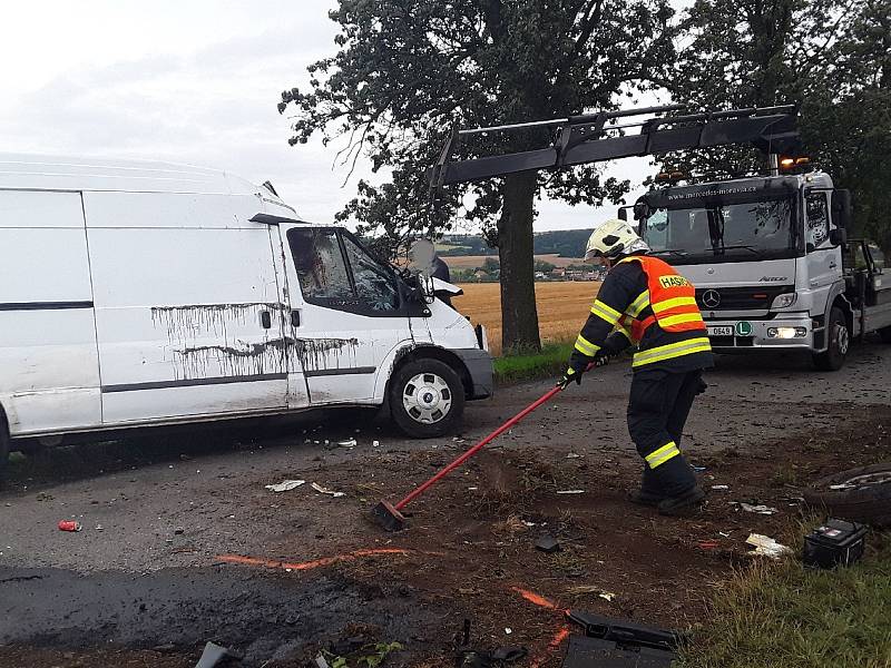 Ranní nehoda u Seloutek skončila tragicky. Mladý řidič nepřežil. 4.8. 2021