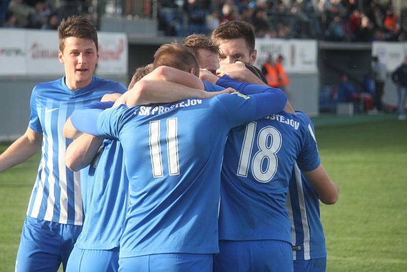 Fotbalisté Prostějova (v modrém) doma porazili Uničov 2:0.