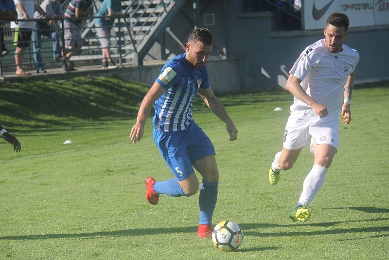 Fotbalisté Prostějova (v modrém) porazili Vyškov 2:1