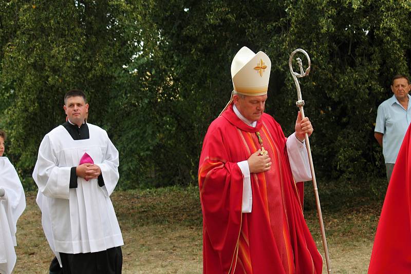 Nové dva zvony, byly v sobotním dopoledni vyzdviženy do věže kostela svatého Jakuba Staršího v Kostelci na Hané. Požehnal jim biskup Josef Nuzík. 27.7. 19