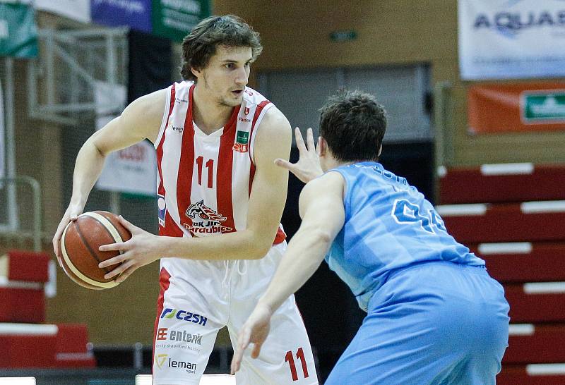 BK JIP Pardubice (v bíločerveném) proti BK Olomoucko