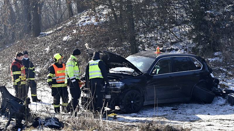 Srážka rychlíku s BMW na přejezdu v Prostějově, 15.2. 2021.