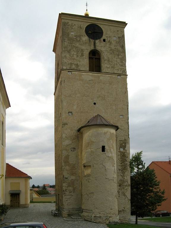 Původní stav věže u kostela svatého Jana Křtitele v Určicích, která prošla rekonstrukcí. Spolu s ní byly restaurovány i věžní hodiny včetně hodinového stroje.