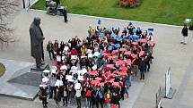 Studenti SOŠPO uctili výročí vzniku Československa živou vlajkou.