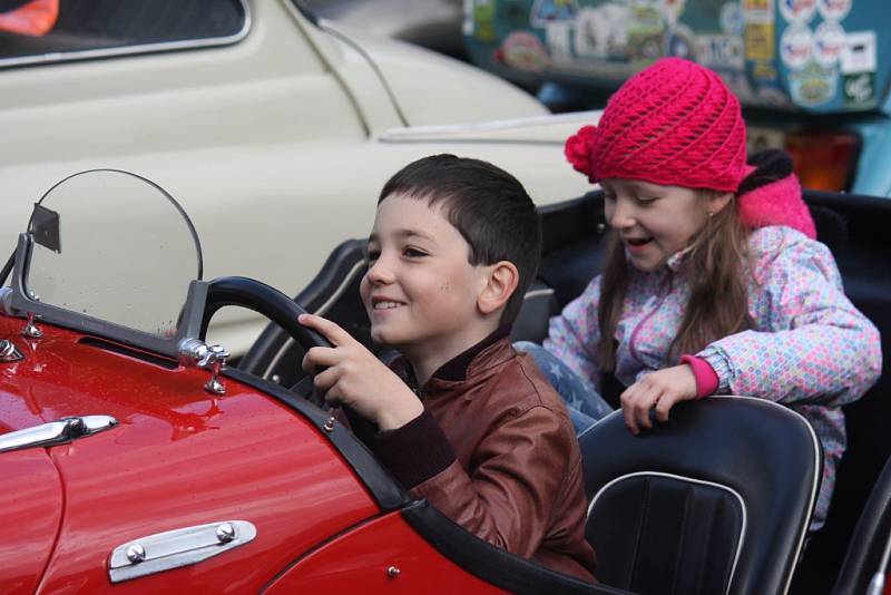 Desítky a desítky historických automobilů přijížděly v neděli ráno na hlavní prostějovské náměstí. Starší ročníky zde tak mohly zavzpomínat na své řidičské začátky, mladší pak obdivovat krásu sedmdesátiletých čtyřkolých dědečků. 