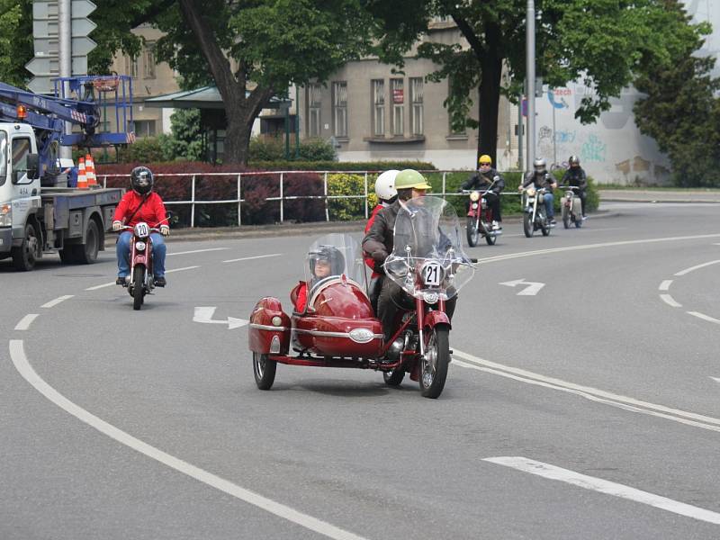 Desítky a desítky historických automobilů přijížděly v neděli ráno na hlavní prostějovské náměstí. Starší ročníky zde tak mohly zavzpomínat na své řidičské začátky, mladší pak obdivovat krásu sedmdesátiletých čtyřkolých dědečků. 