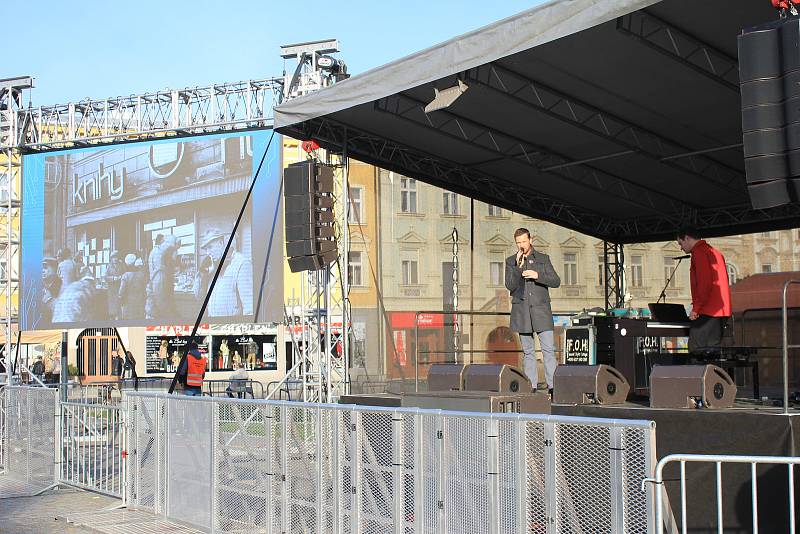 Před sochou T. G. Masaryka, se v neděli sešlo několik stovek lidí, aby uctili výročí 30. let sametové revoluce. 17.11. 2019