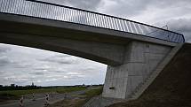 Most na cyklostezce spojující Prostějov se Smržicemi by měl být zprovozněn v polovině června 2021.