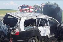 Nehoda auta s motocyklem s následným požárem u Vícova