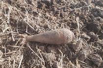 Minometný granát z 2. světové války nalezl muž na poli u Želče.