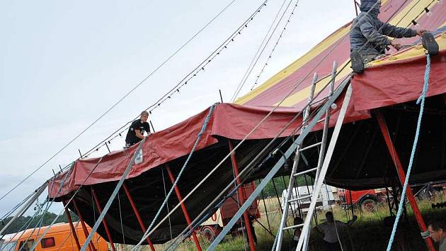 OBRAZEM: Postavit cirkusové šapitó trvá šest hodin - Prostějovský deník