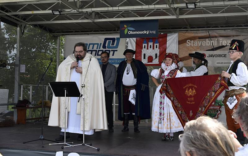 Krojovaným průvodem zahájili Hanáci z folklórního souboru Kosíř oslavy svých čtyřicátin i kostelecké hody. 27.8. 22