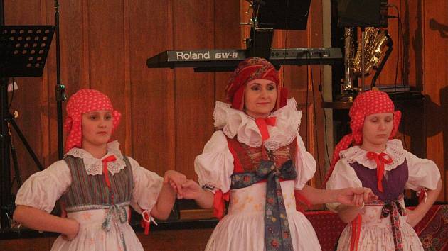 Ples v krojích. Hanácký bál zaplnil Národní dům v Prostějově - Prostějovský  deník