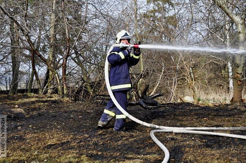 Požár trávy ve Štarnově