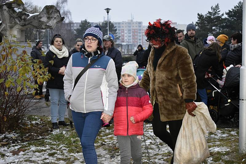 Oblíbené prostějovské okénko Punč na sídláku poctil v neděli svou návštěvou Mikuláš s andělem a čertem, 5. 12. 2021