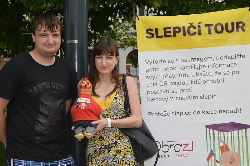 Slepičí tour 2019 - Lucie Juřenová a plyšová slepice Freeda šířily své poselství na Prostějovsku