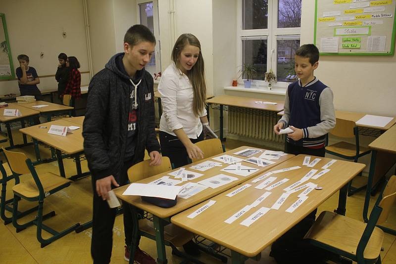 Den otevřených dveří nejstaršího prostějovského gymnázia lákal na konverzaci v angličtině, pokusy či hrátky s češtinou.