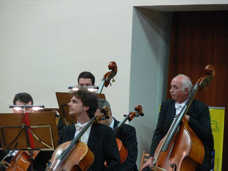 Vystoupení houslového virtuose Pavla Šporcla a Filharmonie Bohuslava Martinů Zlín zaplnilo sál Kulturního domu v Čelčicích do posledního místa