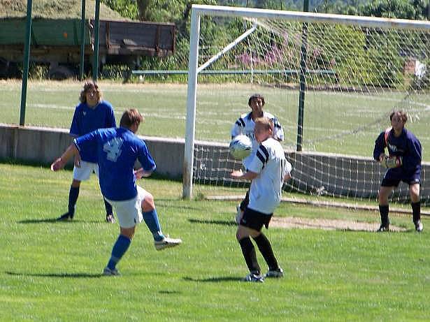 O 5 místo: Uničov (v modrém) vs. Brodek u Konice 7:0