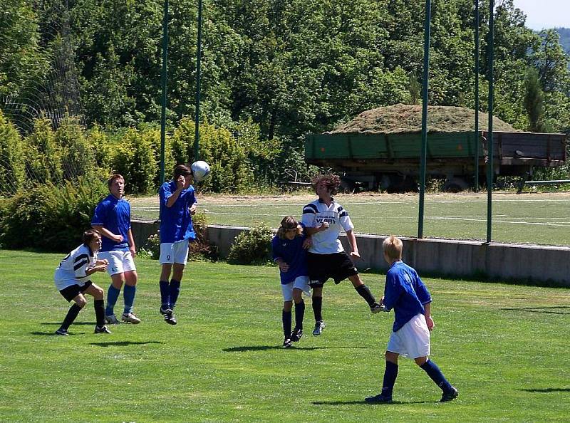 O 5 místo: Uničov (v modrém) vs. Brodek u Konice 7:0