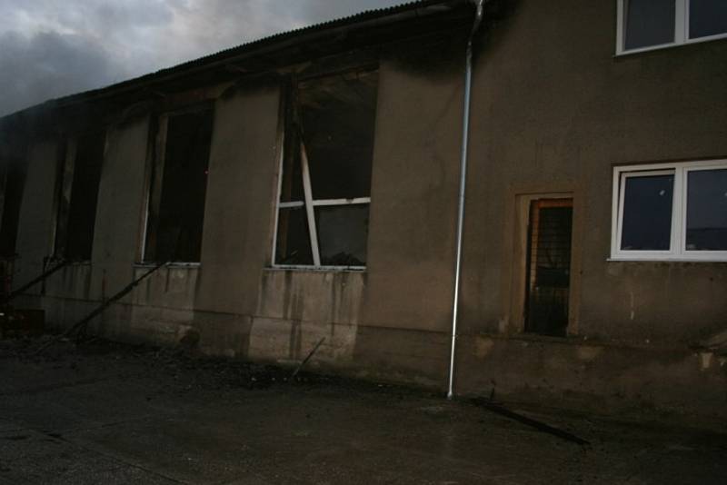 V Pavlovicích u Kojetína hořely tři budovy.